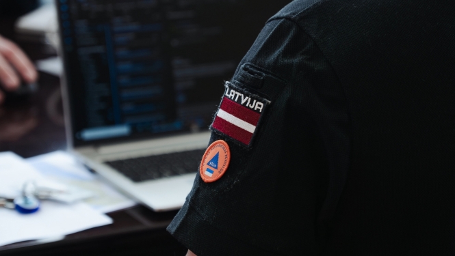 Krekla piedurkne ar Civilās aizsardzības un operatīvās informācijas pārvaldes logotipu