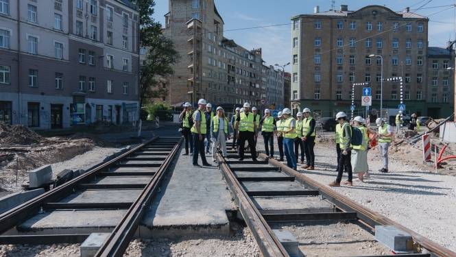 Domes vadība apskata Brasas tilta pārbuvi