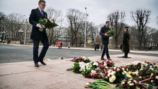 Rīgas domes priekšsēdētājs Mārtiņš Staķis un vicemērs Vilnis Ķirsis noliek ziedus pie Šķirotavas stacijas un Brīvības pieminekļa