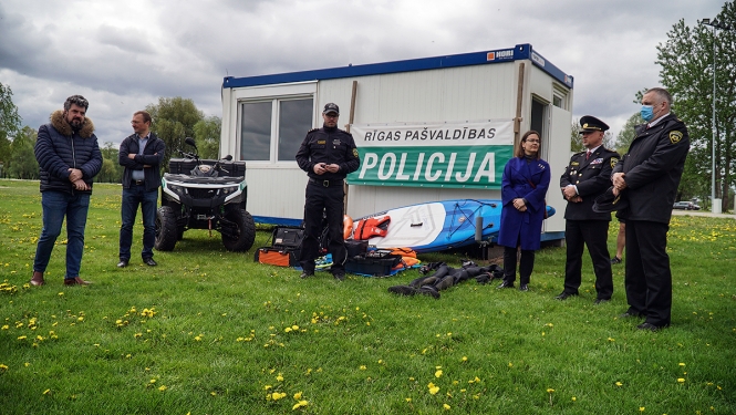 Rīgas domes priekšsēdētāja vietniece Linda Ozola un pašvaldības policijas darbinieki