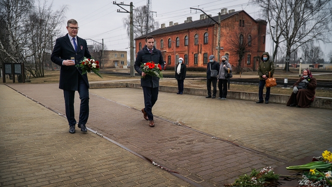  Rīgas domes priekšsēdētājs Mārtiņš Staķis un vicemērs Vilnis Ķirsis noliek ziedus pie Šķirotavas stacijas
