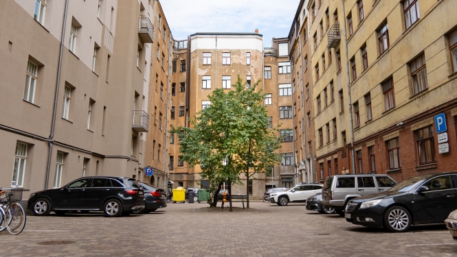 Daudzdzīvokļu mājas iekšpagalms