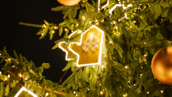 Egles zars ar rotājumiem