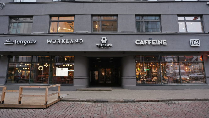 Ēkas fasāde ar reklāmas objektiem