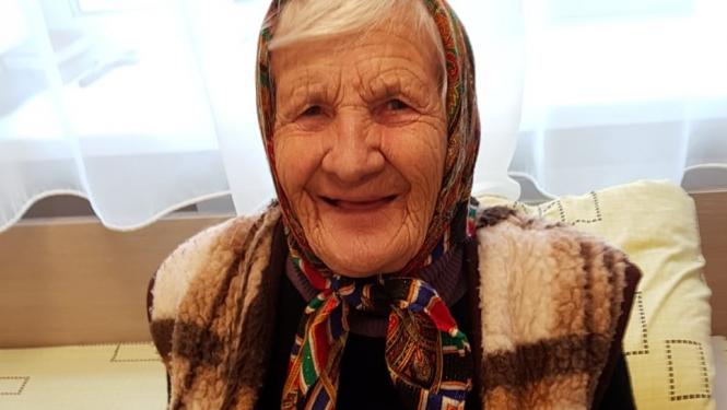 Sirmgalve ar dāvanu paciņu