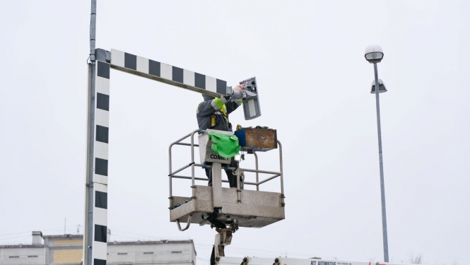 Uzstāda energoefektīvus gaismekļus