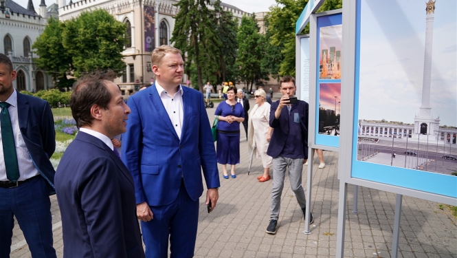 Rīgas domes priekšsēdētāja vietnieks Edvards Smiltēns un pilnvarotais Kazahstānas Republikas vēstnieks Latvijā Timurs Primbetovs Līvu laukumā atklāj fotoizstādi par Kazahstānas galvaspilsētu Nursultanu
