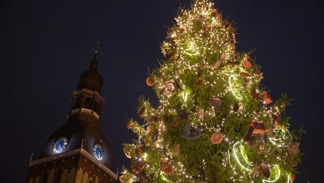 Ziemassvētku egle Doma laukumā