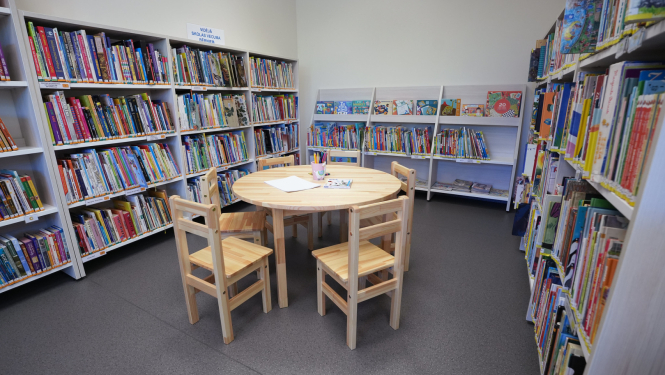 Grāmatu plaukti bibliotēkā