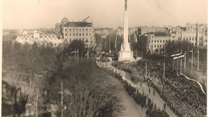  Foto izstāde “Brīvības piemineklis laiku laikos”