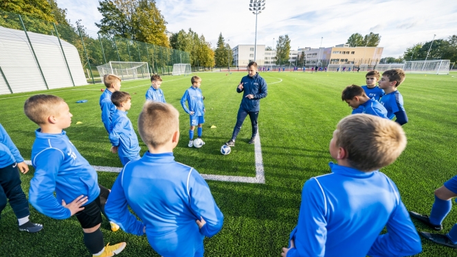 Bērni trenējas futbola laukumā