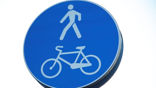 Ceļa zīme gājēju un velo celiņš