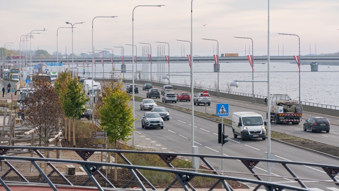 Automašīnas uz Ģenerāļa Radizņa krastmalas