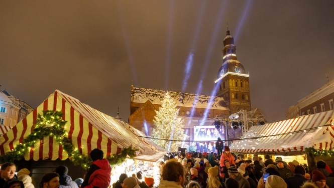 Iedegta Ziemassvētku egle Doma laukumā