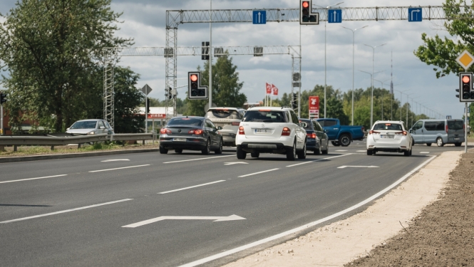 Iela, mašīnas krustojumā