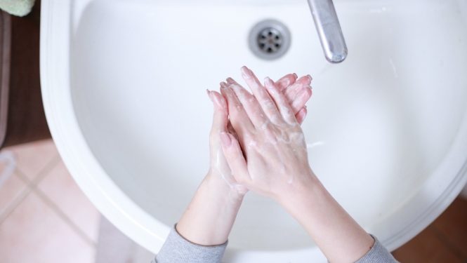 Izlietnē mazgā rokas