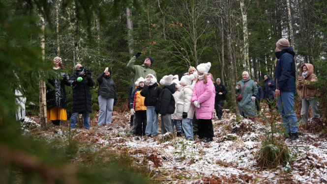 Rīgas mērs kopā ar bērnu un jauniešu vokālās studijas "RASA'' dalībniekiem izraugās Rīgas egles