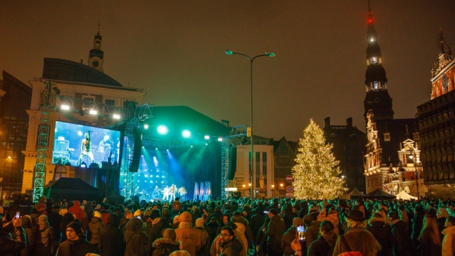 Cilvēki skatās koncertu Rātslaukumā