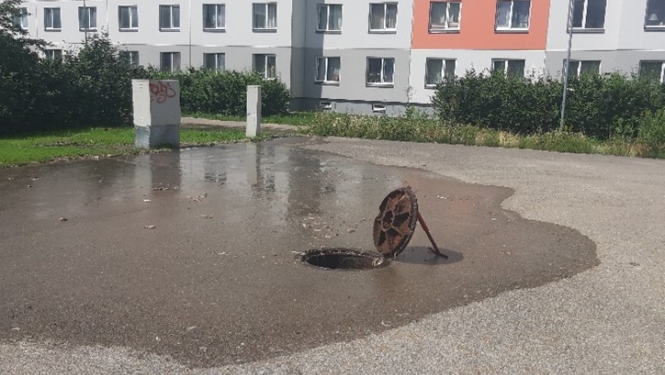 Atvērts kanalizācijas akas vāks