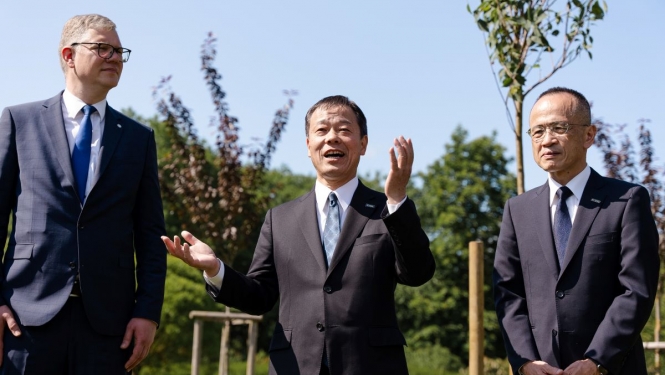 Kobes delegācija stāda sakuru Uzvaras parkā