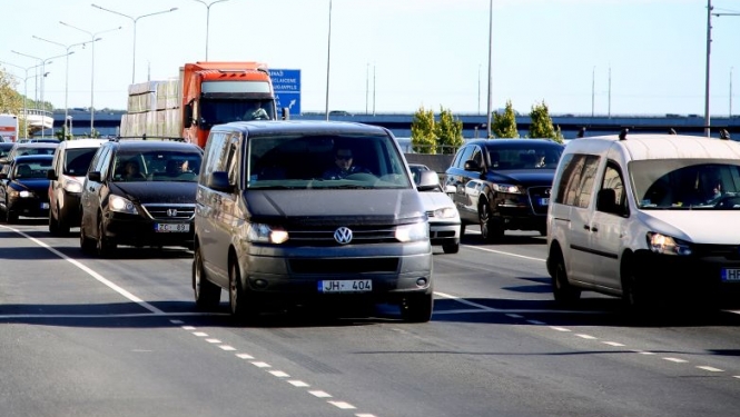 Pa ielu brauc automašinas