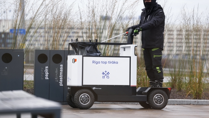 Ar kravas elektroskūteri vāc atkritumus pilsētā