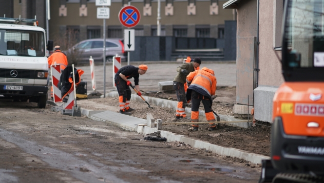 Atjauno gājēju ietves asfaltta segumu