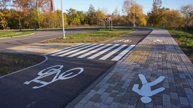 Iela Lucavsalā ar gājēju pāreju