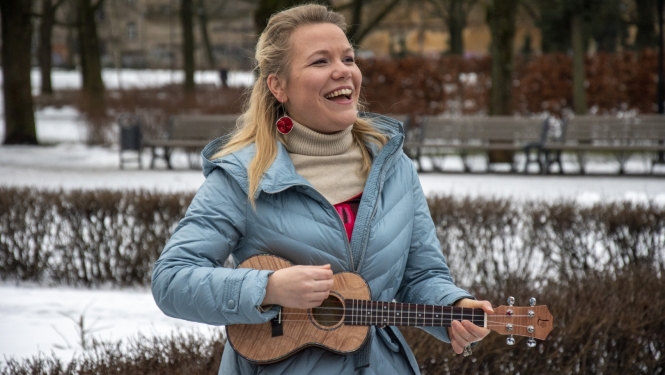Spēlē ukuleli