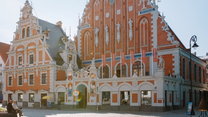 Melngalvju nams