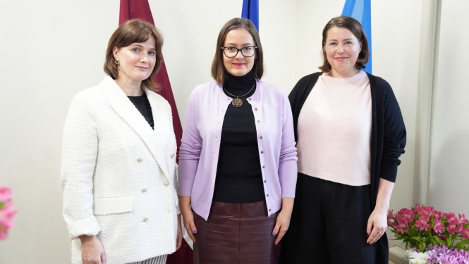 Latviešu folkloras krātuves vadītāja Dr. philol. Rita Grīnvalde, Rīgas vicemēre Linda Ozola un Latvijas Universitātes Literatūras, folkloras un mākslas institūta direktore Dr. philol. Eva Eglāja-Kristsone