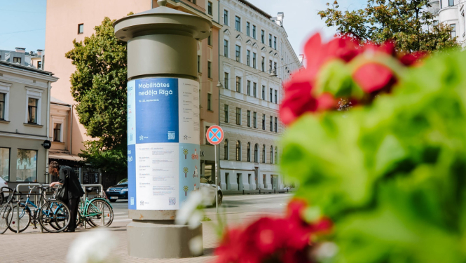 Mobilitātes nedēļas vizualizācijas uz stabiem