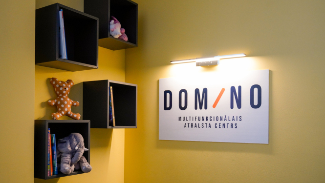 Uzraksts uz sienas multifuncionālais centrs domino