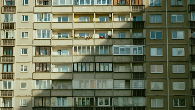 Daudzdzīvokļu ēka