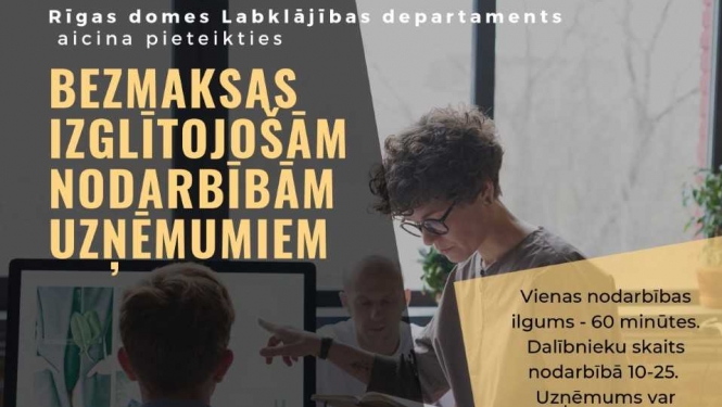 Cilvēks sēž pie datora