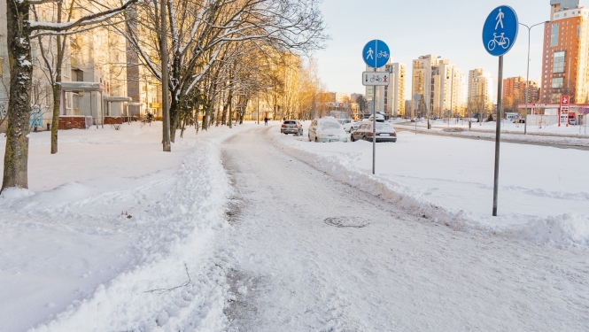 No sniega notīrīta ietve