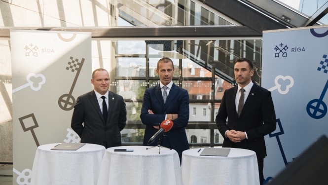 Latvijas Futbola federācijas prezidents Vadims Ļašenko, Eiropas Futbola asociāciju savienības (UEFA) prezidents Aleksanders Čeferins un Rīgas domes priekšsēdētājs Mārtiņš Staķis
