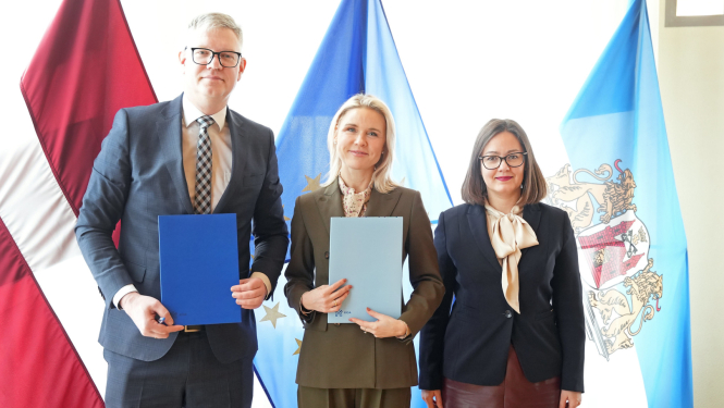 Rīgas domes priekšsēdētājs Vilnis Ķirsis,  Bērnu slimnīcas fonda valdes priekšsēdētāja Liene Dambiņa un Rīgas domes priekšsēdētāja vietniece Linda Ozola