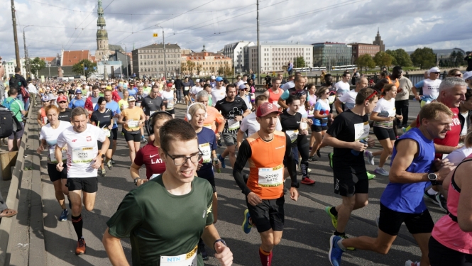 Civēki skrien pāri tiltam