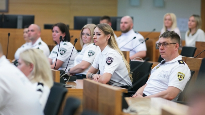 Pašvaldības policijas darbinieki sēž sēžu zālē