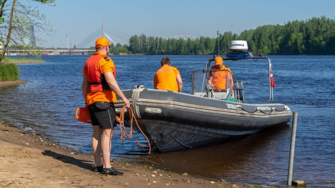 Pašvaldības policijas glābēji laivā