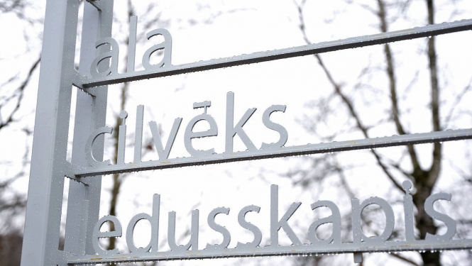 Pilsētvides objekts ar uzrakstiem