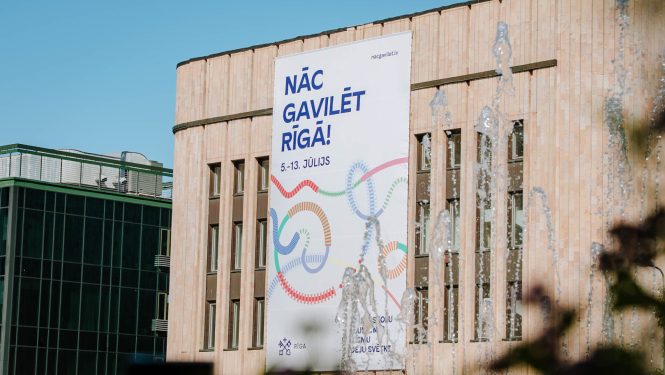 Dziesmu svētku plakāts pilsētvidē