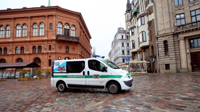 Policijas automašīna Doma laukumā