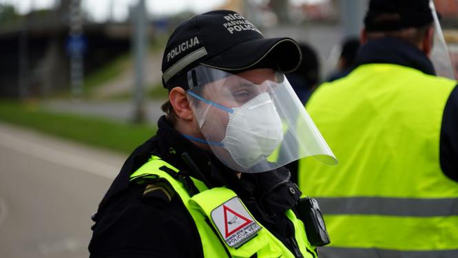 Policists maskā