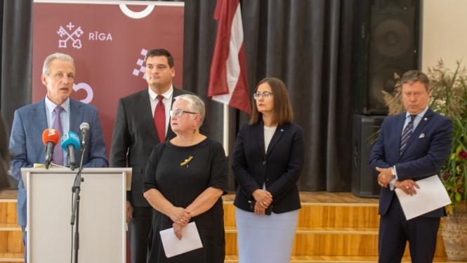 Rīgas domes vadības pārstāvji preses konferencē