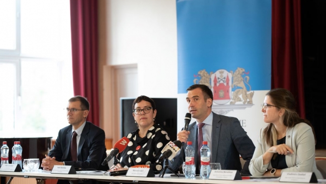 Preses konference par skolu gatavību