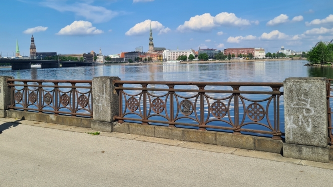 Promenādes marga Daugavas krastmalā