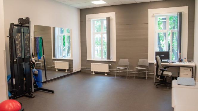 Rehabilitācijas klīnikas telpa ar speciālo aparatūru