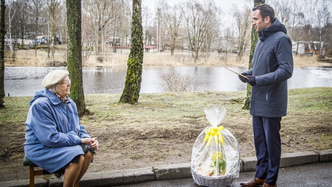 Rīgas domes priekšsēdētājs sveic skolotāju Valiju Rozīti 100 gadu jubilejā